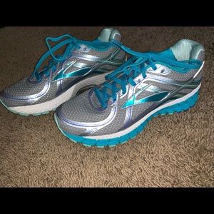 Very lightly used super cute Brooks tennis shoes!